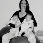 Anne avec deux bébés sur le ballon